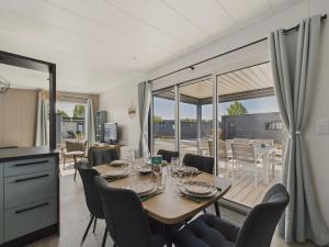Η κουζίνα ή μικρή κουζίνα στο Chalet neuf pour 6 avec piscine chauffée à l'année