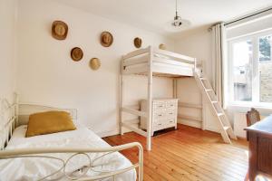 Una cama o camas en una habitación de 250m plage du Prieure - Jardin - Maison pour 6