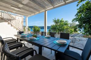 Balkón nebo terasa v ubytování Villa Azzurro with Private Beach