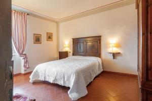 sypialnia z łóżkiem i 2 lampkami na ścianie w obiekcie Universal Harmony - Nibbio w mieście Dicomano +18 zdjęć