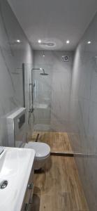 Et badeværelse på LARIX luxury APARTMENTS + 15 billeder