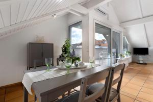 a dining room with a table with wine glasses at Ferienwohnung Sämann in Oberkirch