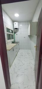 O bucătărie sau chicinetă la Room Finder