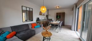 Χώρος καθιστικού στο Chalet Zeeland 6p omheinde tuin, hond welkom VP084
