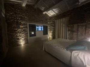 una camera con letto e TV a parete di MP Luxury House a Budoni