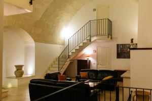 una sala de estar con sofás y una escalera de caracol en Residence Del Casalnuovo, en Matera
