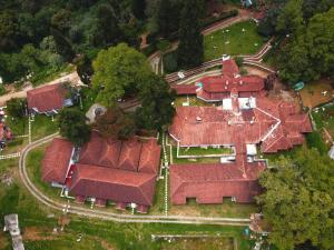 an overhead view of a group of houses with red roofs at The Tredis Heritage by the Lake in Kodaikānāl