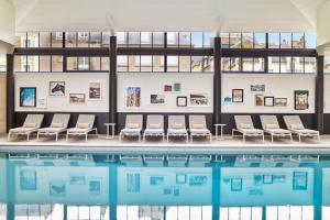 Bazén v ubytování Hôtel Barrière Le Grand Hôtel Dinard nebo v jeho okolí