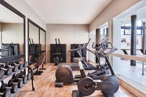 Fitness centrum a/nebo fitness zařízení v ubytování Hôtel Barrière Le Grand Hôtel Dinard