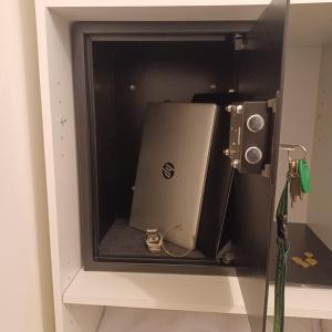 una scatola con un computer portatile all'interno di una stanza di Casa Vacanza Villa Stefy - Salento a Torre Chianca