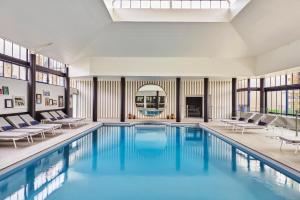 Bazén v ubytování Hôtel Barrière Le Grand Hôtel Dinard nebo v jeho okolí