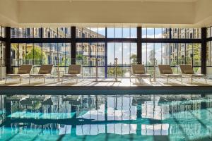 Bazén v ubytování Hôtel Barrière Le Grand Hôtel Dinard nebo v jeho okolí