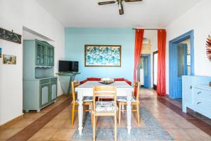a dining room with a white table and chairs at La Casa di Palma by BarbarHouse in Torre Ovo
