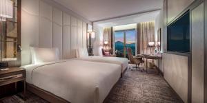 Postel nebo postele na pokoji v ubytování Hilton Podgorica Crna Gora