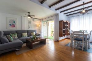 una sala de estar con un sofá y una mesa en Apartamento Playa Vistamar, en Estepona