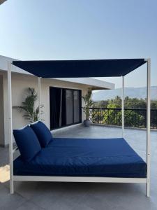 Postel nebo postele na pokoji v ubytování 4 Bed Private Pool Pent House Villa Alibaug