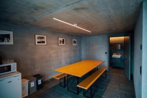 een eettafel met een bankje en een magnetron bij Le Mayen de Colombire in Crans-Montana +25 foto's