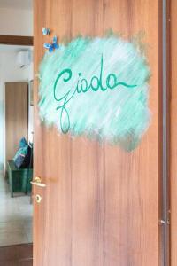 Una puerta con la palabra godoria escrita en ella en Casa Agrate, en Agrate Conturbia