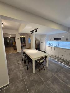 una cucina con tavolo bianco e frigorifero bianco di VILLA OLINDA a Ahmediye