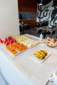 a buffet of fruits and vegetables on a table at Rota 232 Hotel Caruaru in Caruaru