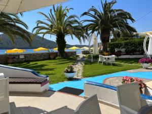 ein Resort mit Swimmingpool und Palmen in der Unterkunft Studios Meliton in Porto Koufo