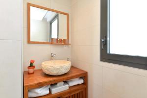 a bathroom with a sink and a mirror at Maison d'Hôtes Sainte Hune Chambres et appartements in Hunawihr +64 photos