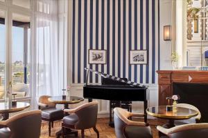 Posezení v ubytování Hôtel Barrière Le Grand Hôtel Dinard