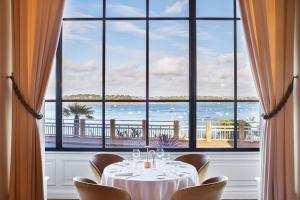 Výhled na řeku, která protéká v blízkosti hotelu