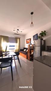 Una cocina y una sala de estar con una mesa y un sofá. en La Mare, Encanto Urbano, en San Miguel de Tucumán