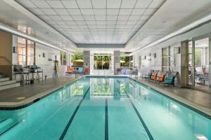 a swimming pool in a hotel room with a pool at Spacious and Minimalist Apartment on Pentagon City in Arlington