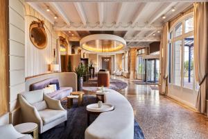 Posezení v ubytování Hôtel Barrière Le Grand Hôtel Dinard