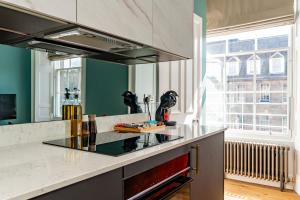 Et tv og/eller underholdning på Dragon Suites Luxury Apartments at 9 Albyn Place + 94 billeder