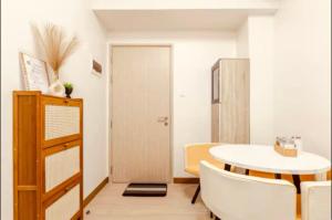マニラにある2 BR condo trees residences Netflix Games karaokeの小さな部屋(テーブル、椅子、ドア付) +25枚の写真