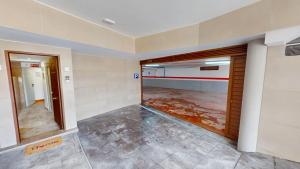 an empty room with a hallway with a mirror at Apartamentos Consuegra frente a los molinos in Consuegra