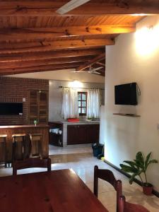Μια τηλεόραση ή/και κέντρο ψυχαγωγίας στο Cabaña Conectar Naturaleza