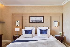 Postel nebo postele na pokoji v ubytování Hôtel Barrière Le Grand Hôtel Dinard