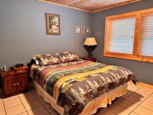 Ένα ή περισσότερα κρεβάτια σε δωμάτιο στο Longden Lodge - Adirondacks