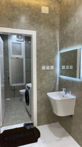 a bathroom with a sink and a toilet at شقق الستين بارك in Khamis Mushayt