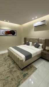 a bedroom with a large bed in a room at شقق الستين بارك in Khamis Mushayt
