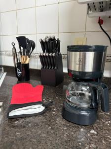 a kitchen counter with a food processor and utensils at Conforto na melhor localização! in Botucatu