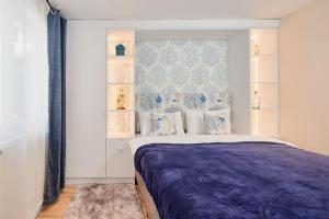 a bedroom with a bed and a blue and white wall at Apartment Ivan in Pomorie