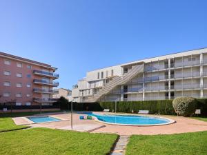 Bazén v ubytování Apartament Mar Blau nebo v jeho okolí