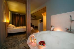 Habitación con bañera con velas. en Hotel Rural La Viña - Only Adults, en San Rafael