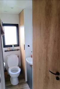 Bilik mandi di Chalet Cozy Cove te Lauwersoog,1-6 Pers, 3 Schlafzimmer, 2 Badezimmer, 55m2!
