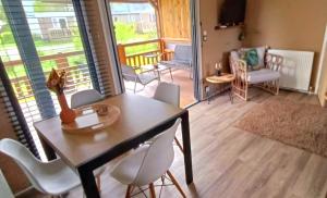 Ruang duduk di Chalet Cozy Cove te Lauwersoog,1-6 Pers, 3 Schlafzimmer, 2 Badezimmer, 55m2!
