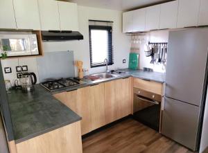 Dapur atau dapur kecil di Chalet Cozy Cove te Lauwersoog,1-6 Pers, 3 Schlafzimmer, 2 Badezimmer, 55m2!