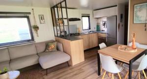 Dapur atau dapur kecil di Chalet Cozy Cove te Lauwersoog,1-6 Pers, 3 Schlafzimmer, 2 Badezimmer, 55m2!