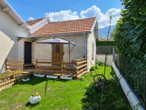 podwórko ze stołem i parasolem w obiekcie Riviera des Alpes w Aix-les-Bains