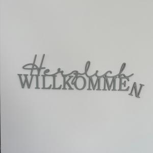 un cartello che recita "jammine per la fauna selvatica" di Viki54 FeWo05 "willkommen", Monteurs- und Ferienwohnung a Velten