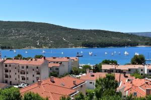 - Vistas a una ciudad con barcos en el agua en Pearl of Cres, en Cres 23 fotos más